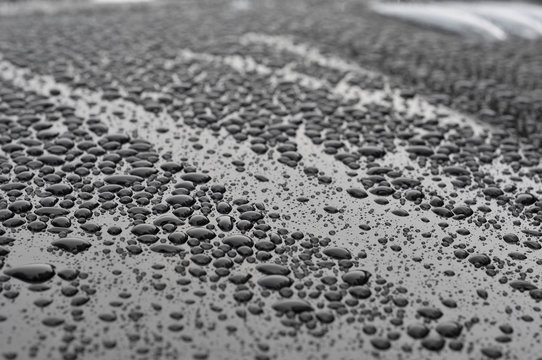 perlende Wassertropfen Lack schwarz querformat