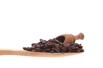 Obraz premium Coffee beans on a wooden spoon isolated on a white background