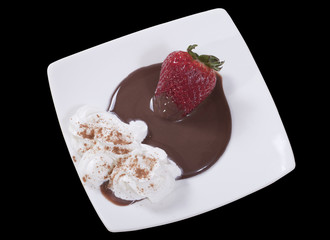 plato de fresas, chocolate, nata y canela