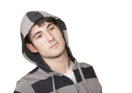 chico joven con capucha