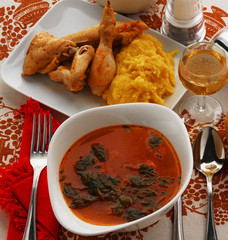 Sopa de tomate con pollo