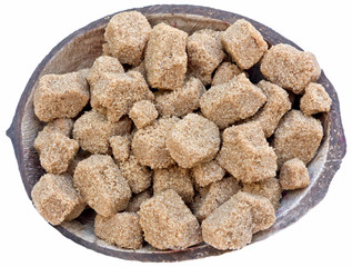 sucre brun artisanal dans noix de coco