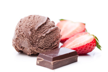 Schokoladeneis mit Schokorippe und Erdbeeren