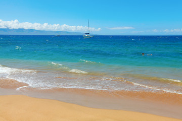 Fototapeta na wymiar Blue tropical ocean and sandy beach. Maui. Hawaii.