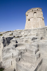 Fototapeta na wymiar scogliera con torre di avvistamento