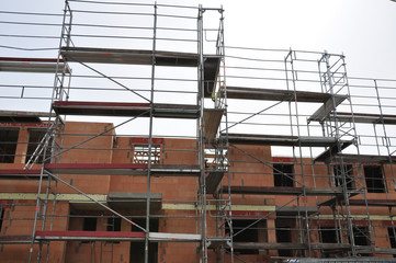 Rohbau mit Gerüst