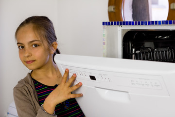 enfant vidant le lave-vaisselle