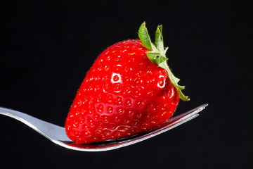 Fragola su una forchetta
