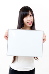 Naklejka premium beautiful asian woman holding a blank whiteboad