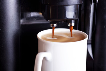 Kaffeemaschine in Betrieb 083 f - 31157865
