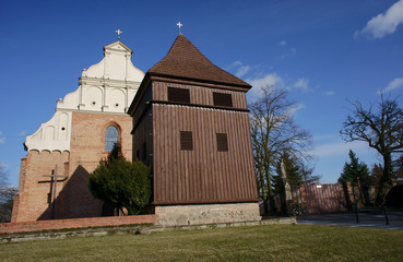 gotycki kościół z dzwonnicą