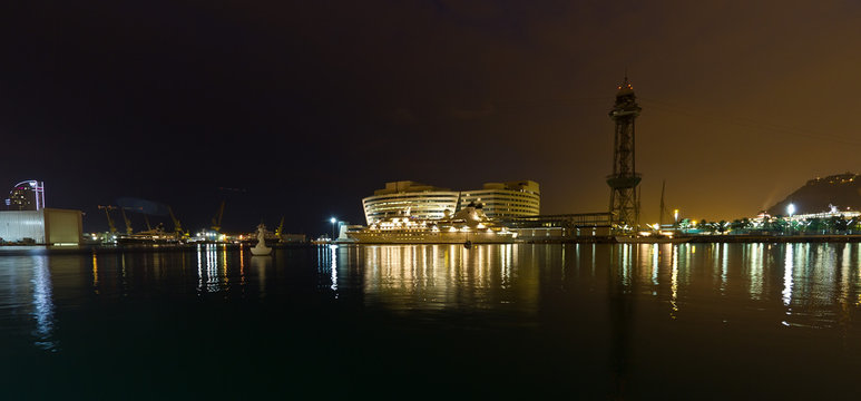 Puerto de Barcelona España Nocturna