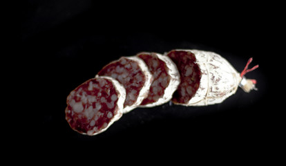 saucisson sur fond noir