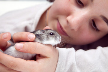 L'enfant et l'hamster russe