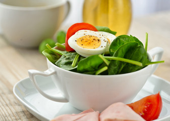 spinatsalat in der tasse