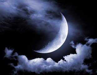 Obraz na płótnie Canvas Połowa z księżycem w nocy niebo czarnym