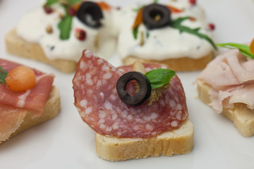 Canapes mit Salami