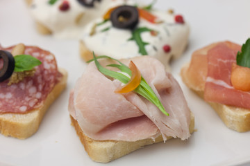 Canapes mit Putenwurst
