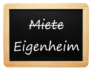 Obraz premium Miete / Eigenheim - Konzept Tafel - freigestellt