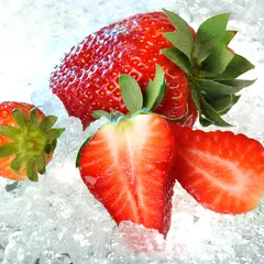 Photo sur Plexiglas Dans la glace Fraises dans la glace