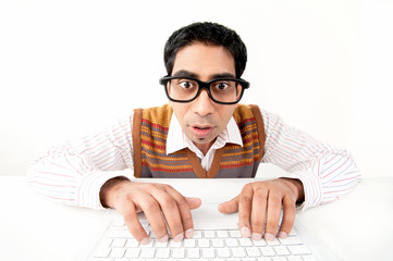 Mann am Computer mit Brille, lustig
