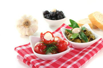 gefüllte Peperoni und Oliven