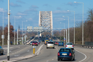 Fototapeta na wymiar Ruch przez most