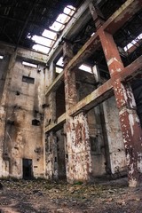 Fototapeta na wymiar Opuszczone ruiny dawnej fabryki. Creepy budynek przemysłowy