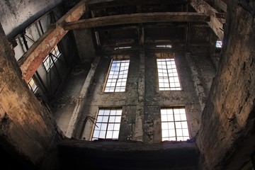 Fototapeta na wymiar Opuszczone ruiny dawnej fabryki. Creepy budynek przemysłowy