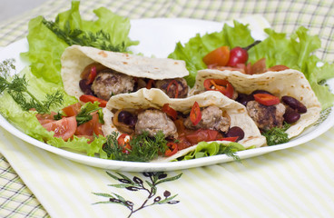 Мясные шарики  по-мексикански с фасолью, завернутые в тортилью