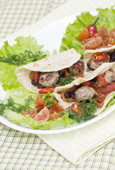 Мясные шарики  по-мексикански с фасолью, завернутые в тортилью