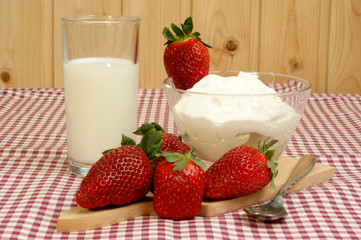 Erdbeeren, Joghurt und Milch zum Frühstück