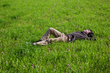 ragazzino sdraiato su un prato