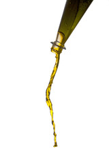 Oliven&ouml;l flie&szlig;t aus der Flasche
