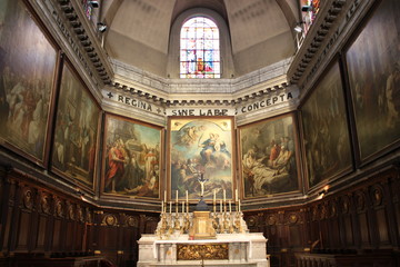 Fototapeta na wymiar Autel de la Basilique Notre-Dame-des-Victoires à Paris