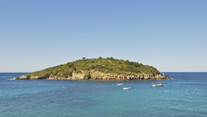 Fototapeta na wymiar Grüne kleine Insel im Mittelmeer