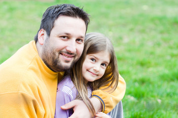 Obraz premium Father playing with his daughter in the park