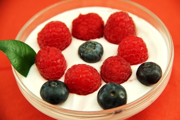 Beerenquark - roter Hintergrund