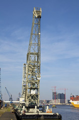 Schwimmkran im Hafen Hamburg