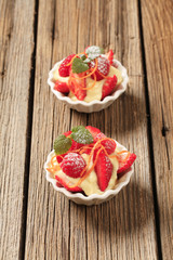 Creamy pudding and fresh fruit