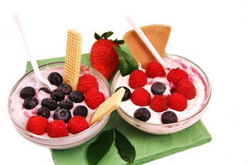 zwei Schälchen mit Fruchtquark