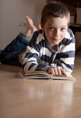 Naklejka premium Boy reeding book