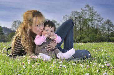 Fototapeta premium Disfrutando de la maternidad.