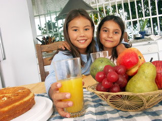Hermanas desayunando.