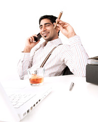 Geschäftsmann mit Zigarre am telefon