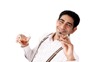 Geschäftsmann mit Zigarre und Whisky