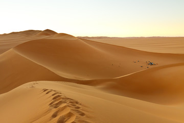 Fototapeta na wymiar Camping in the Dunes - Awbari Sand Sea, Sahara Desert, Libya