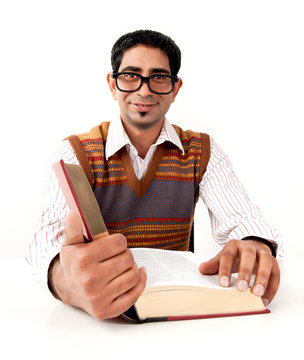 Mann mit Brille und Buch