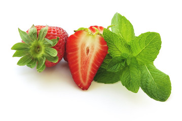 Fraises et menthe sur fond blanc