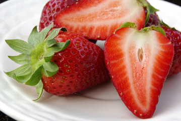 fraises dans une soucoupe